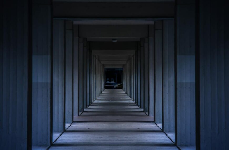 gray concrete building