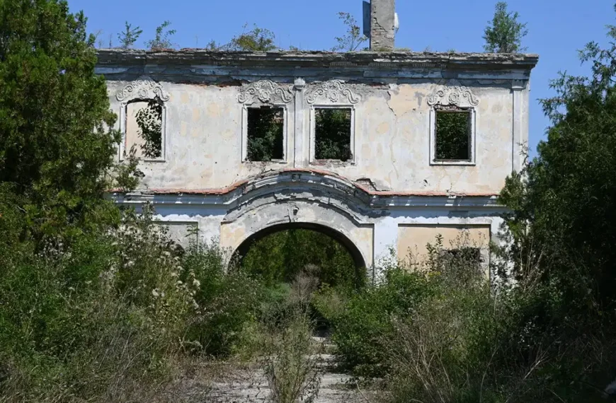 Sediul Dietelor transilvănene, ruinat și lăsat pradă furturilor