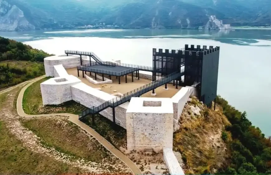 Imagini: Cetatea Ladislau de la Coronini a (re)intrat în circuitul turistic